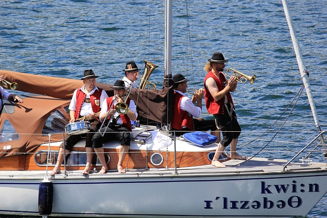 竞争激烈的 竞争激烈的